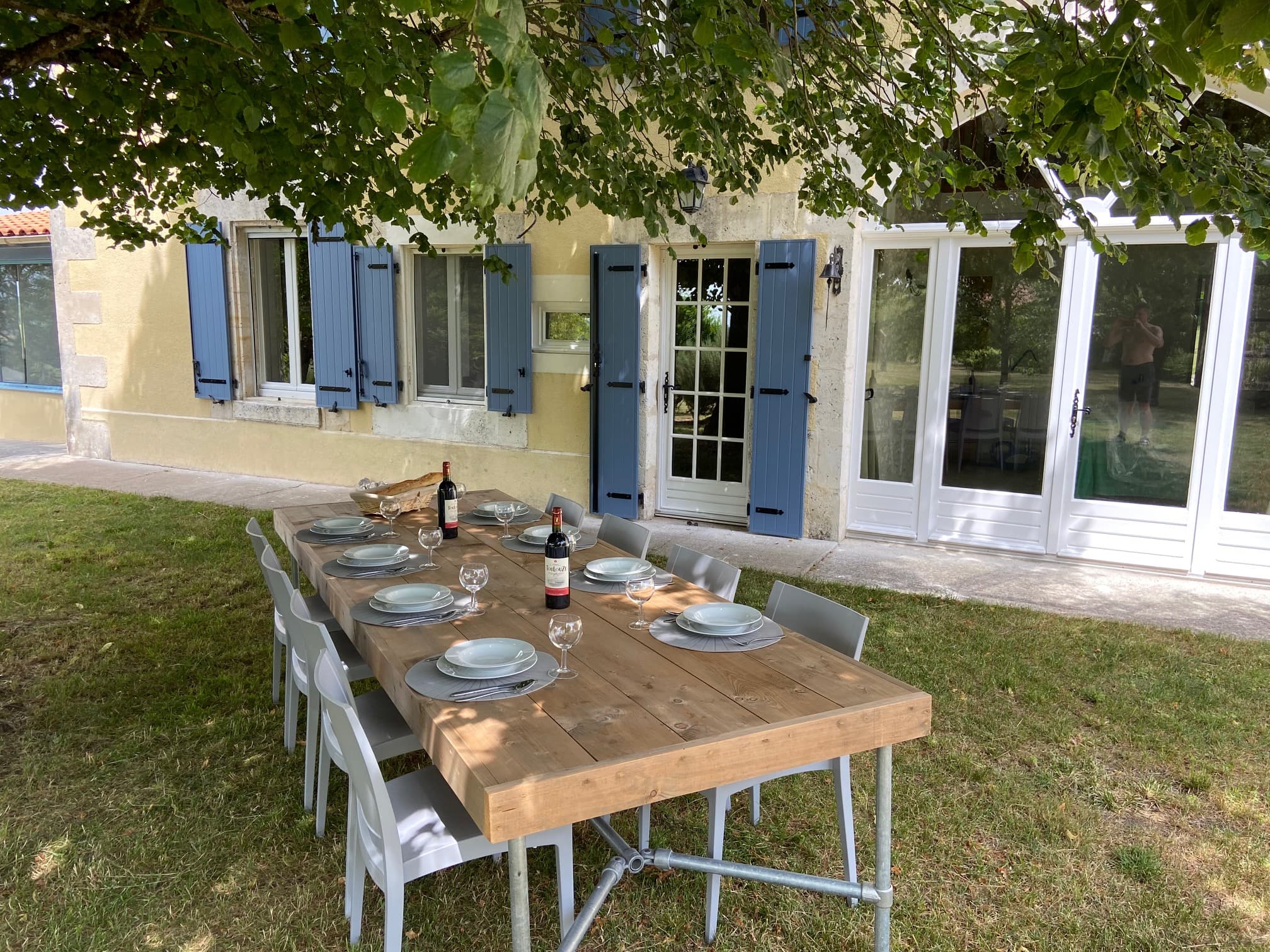 Buitenzicht op de woning en eettafel bij Chez Laurent