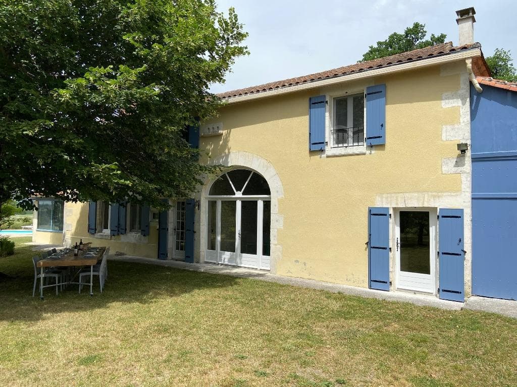 Gevelaanzicht van de Charentaise vakantiewoning Chez Laurent